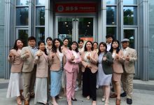 房多多不動產智慧平台的專業團隊在公司大門前合影比出大拇指，展現投資房屋服務的專業與熱情