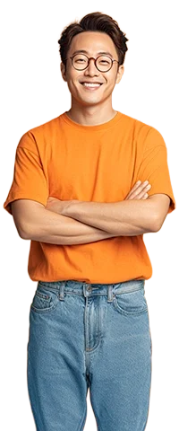 戴著眼鏡穿橘色T恤和牛仔褲的男子微笑雙手交叉站立，象徵在投資房地產過程中展現自信與理性