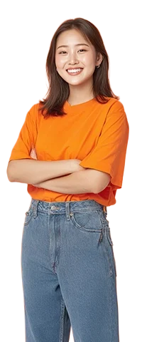 穿著橘色上衣和牛仔褲的年輕女子微笑站立雙手抱胸，象徵在了解買房注意事項後對房地產投資更具信心